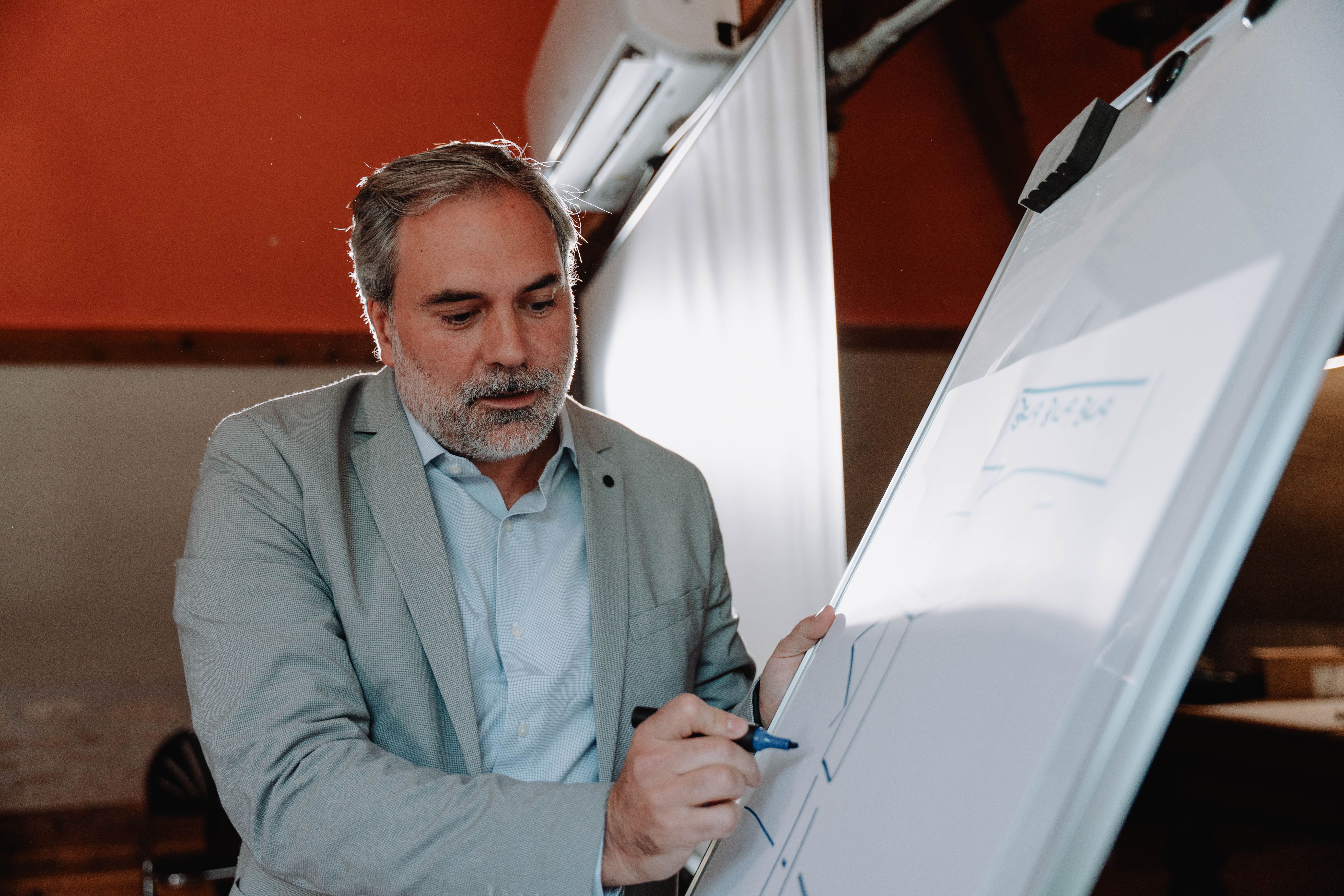 Damien Gauthier coaching a participant on communication